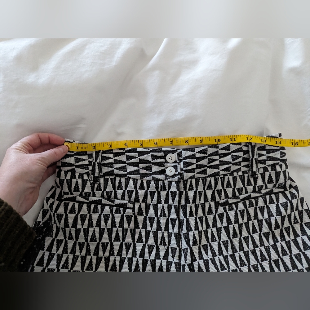 Anthropologie B&W patterned shorts - Picture 5 of 7